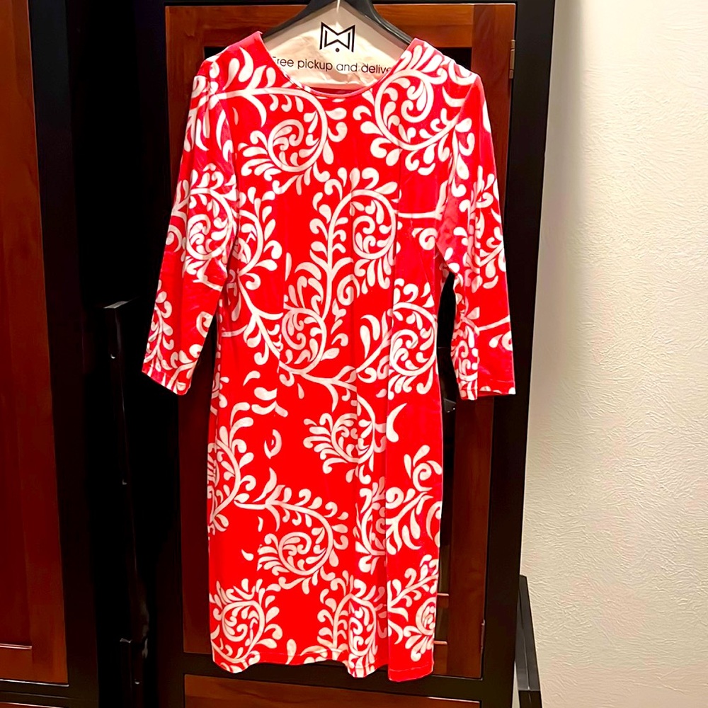 J.McLaughlin flattering dress in rich pink and white.(not red color)